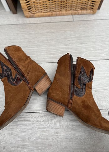 Kahverengi Süet Nakışlı Kadın Dolgu Topuk Bot - Görsel 4