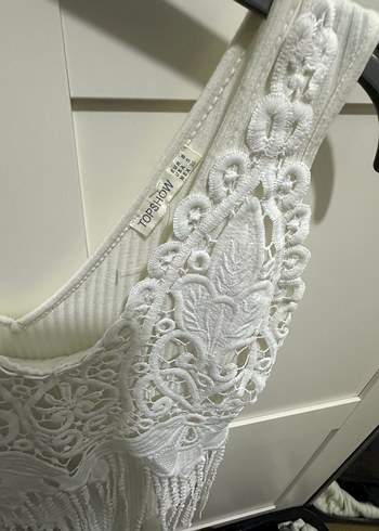 Dantel Detaylı V Yakalı Beyaz Mini Büstiyer - Görsel 2