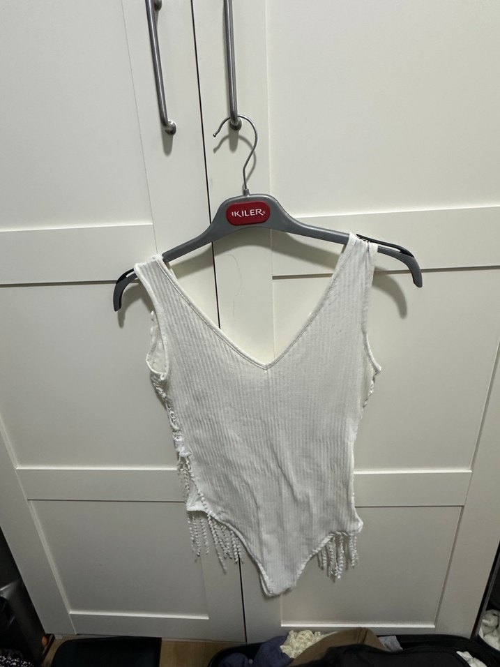 Dantel Detaylı V Yakalı Beyaz Mini Büstiyer - Görsel 3