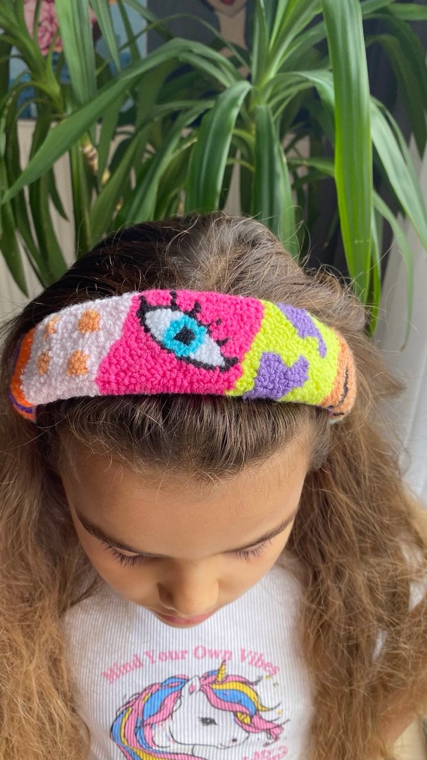 Punch nakışıyla yapılan renkli taç. - Görsel 2