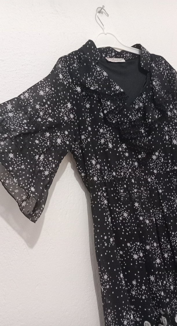 Uzun siyah dantel işlemeli gece elbisesi - Görsel 2