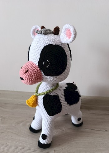 Beyaz Renkli El Örgüsü İnek Amigurumi Oyuncak - Görsel 2