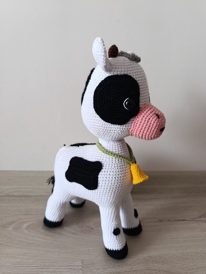 Beyaz Renkli El Örgüsü İnek Amigurumi Oyuncak - Görsel 3