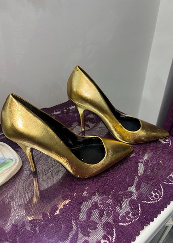 Altın Renkli, Kemer Detaylı Stiletto - Görsel 3