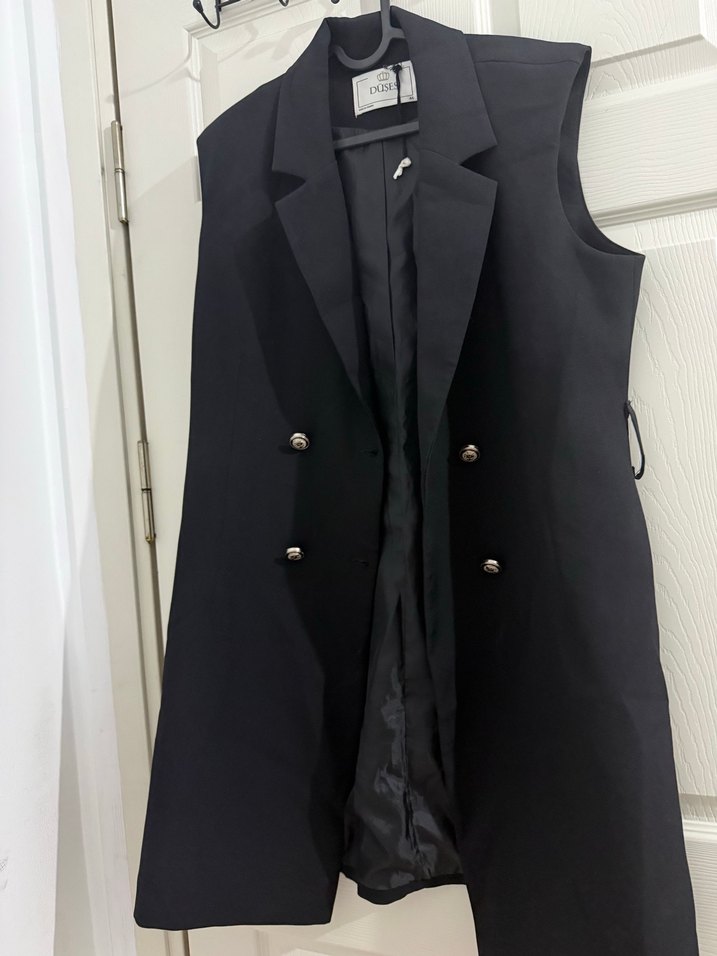 Düğmeli Siyah Kolsuz Midi Kadın Takım Elbise - Görsel 2