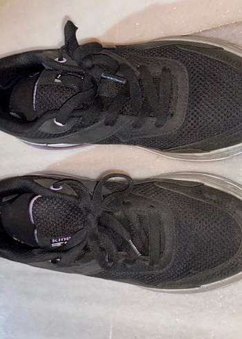 Mor Detaylı Siyah Spor Ayakkabı - Görsel 2