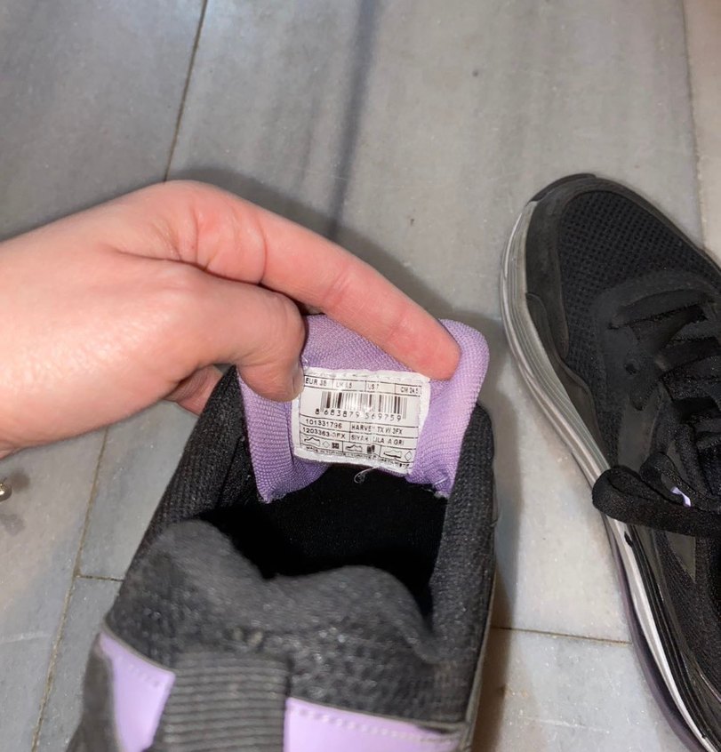 Mor Detaylı Siyah Spor Ayakkabı - Görsel 3