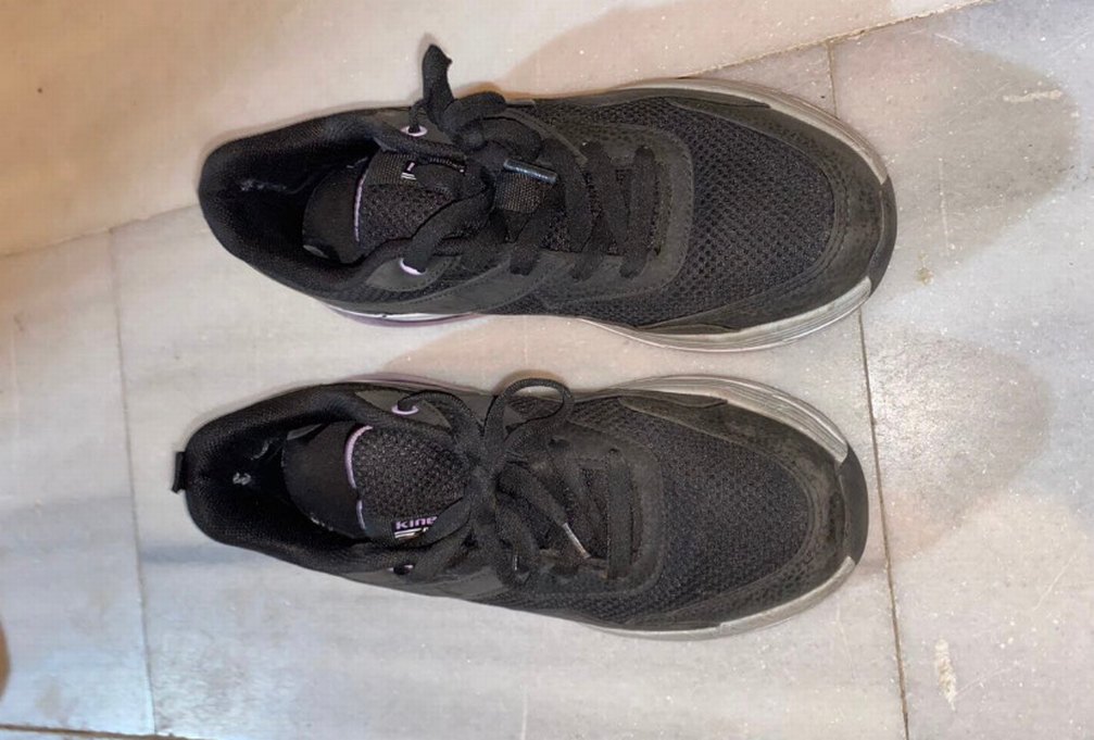 Mor Detaylı Siyah Spor Ayakkabı - Görsel 2