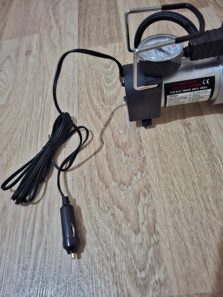 Gri Hava Kompresörü ve Basınç Ölçer - Görsel 4