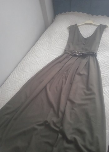 V yaka kemerli uzun bej elbise - Görsel 3