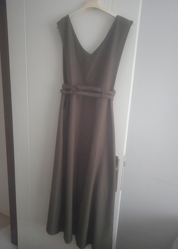 V yaka kemerli uzun bej elbise - Görsel 4