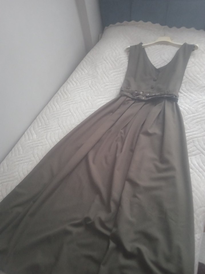 V yaka kemerli uzun bej elbise - Görsel 3