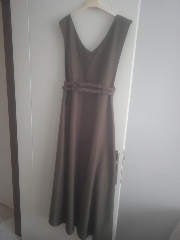 V yaka kemerli uzun bej elbise - Görsel 4