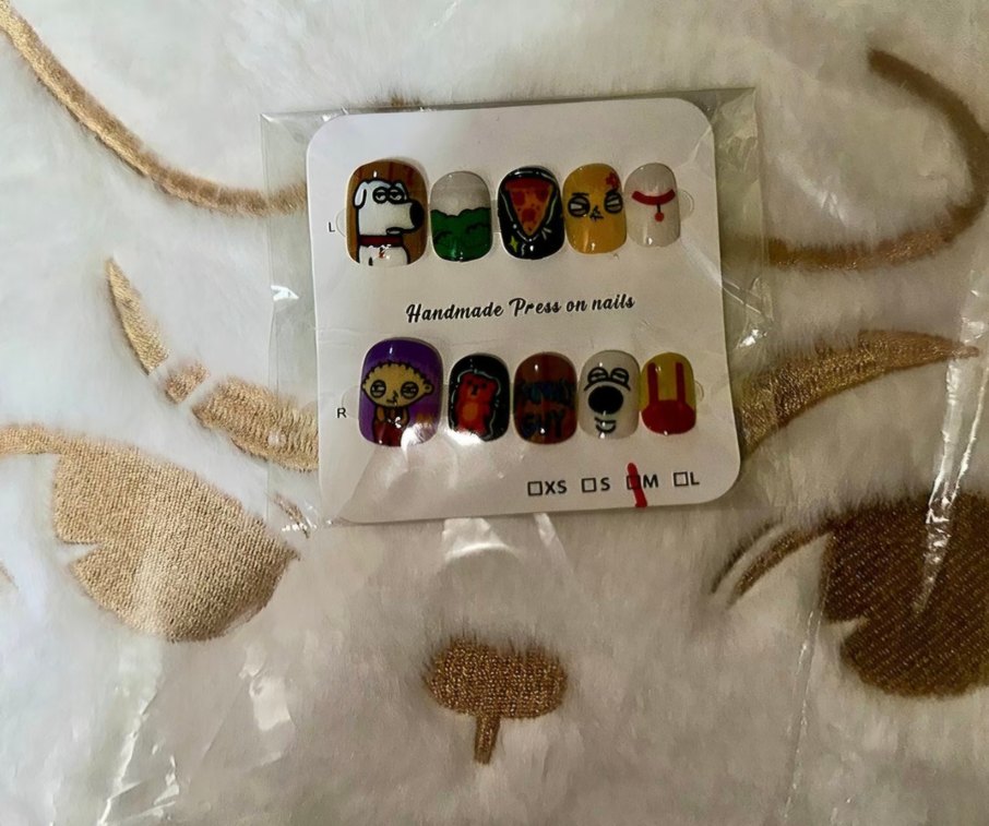 Renkli Family Guy Temalı Takma Tırnak - Görsel 2