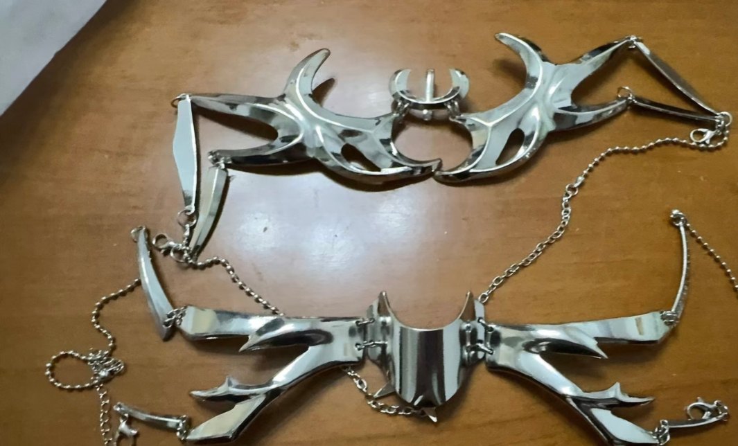 Gri Parlak Gotik Yüz Takısı - Görsel 2