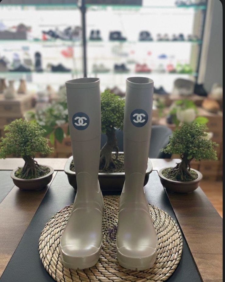 Chanel Logolu Bej Mat Yağmur Çizmesi - Görsel 3