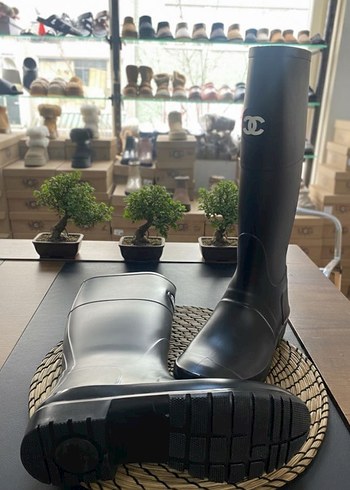 Chanel Logolu Siyah Mat Yağmur Çizmesi - Görsel 2