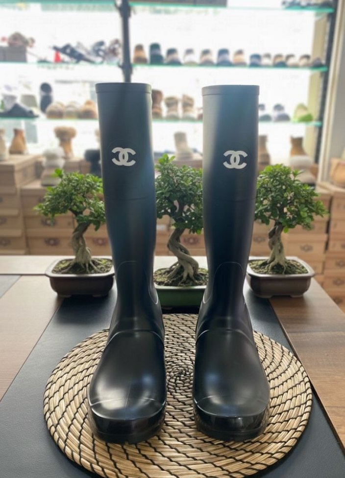 Chanel Logolu Siyah Mat Yağmur Çizmesi - Görsel 3