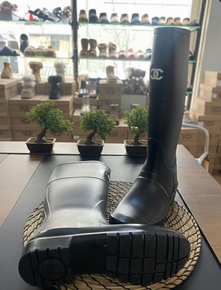 Chanel Logolu Siyah Mat Yağmur Çizmesi - Görsel 2