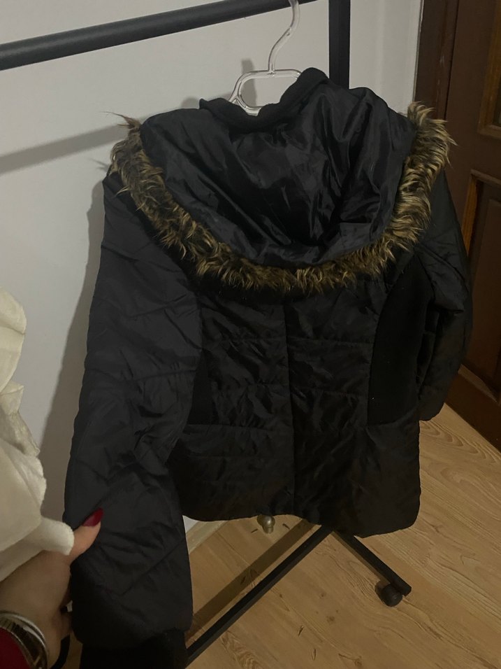 Siyah, Kürk Detaylı Sokak Stili Kadın Mont - Görsel 2