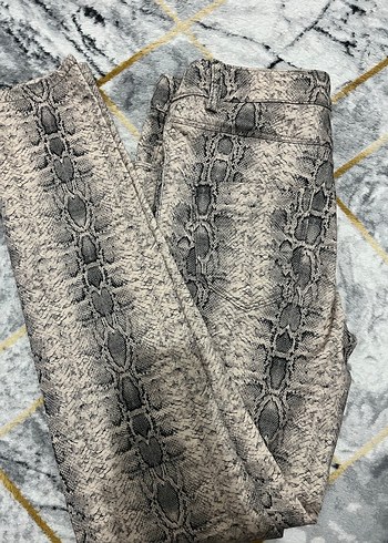 Gri Yılan Desenli Kadın - Görsel 2