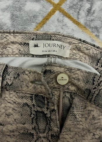 Gri Yılan Desenli Kadın - Görsel 3