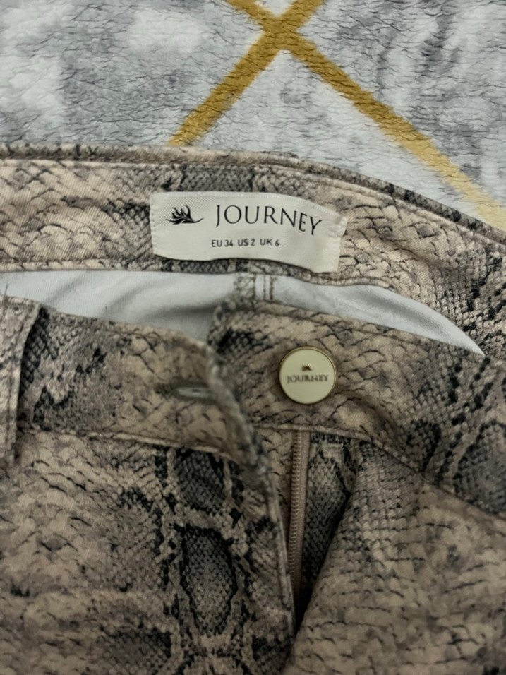 Gri Yılan Desenli Kadın - Görsel 3