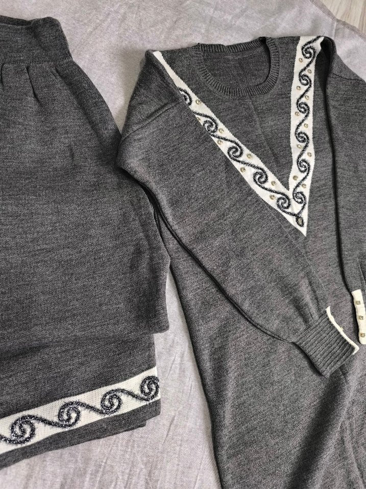 Nakışlı V Yaka Gri Örgü Kadın Kazak - Görsel 3