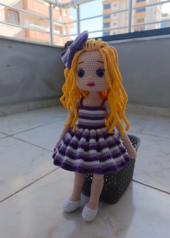 Mor Çizgili Elbiseli Örgü Bebek - Görsel 3