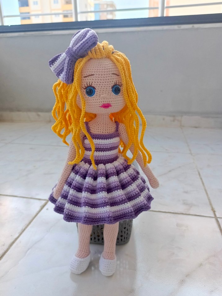 Mor Çizgili Elbiseli Örgü Bebek - Görsel 2