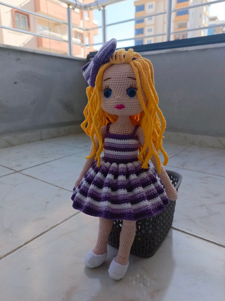 Mor Çizgili Elbiseli Örgü Bebek - Görsel 3