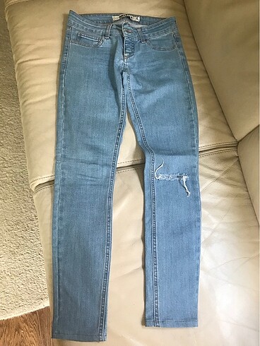 Yırtık detaylı jean