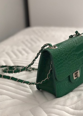 Zincir Detaylı Yeşil Deri Yılan Desenli Çanta - Görsel 2
