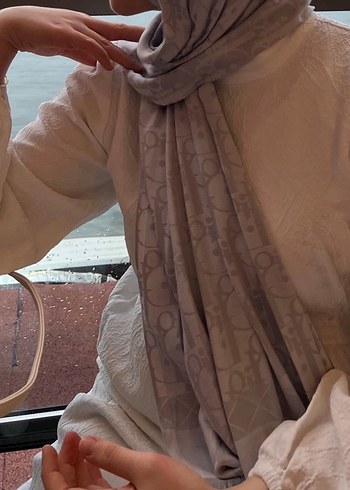 Beyaz güpürlü elbise tesettür - Görsel 3