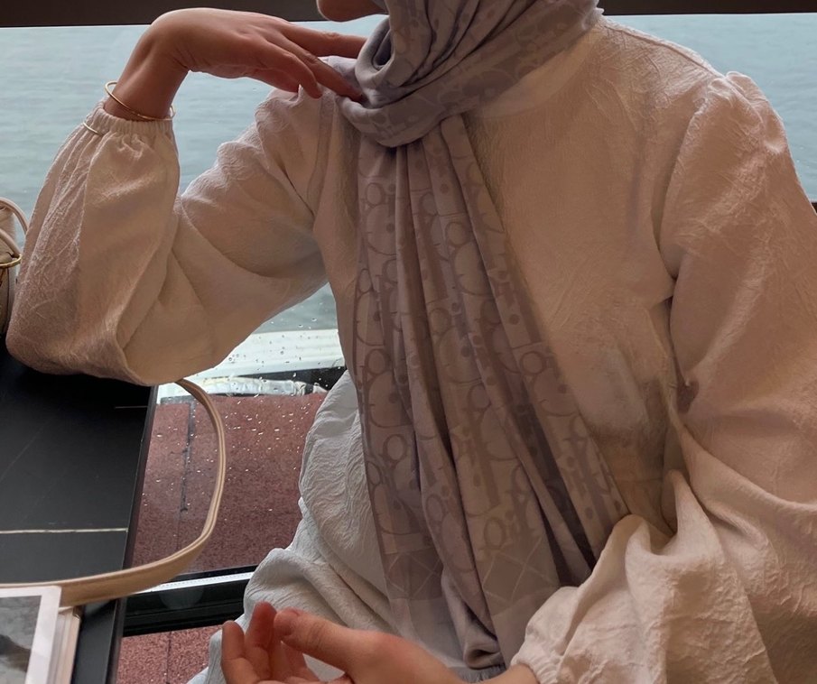 Beyaz güpürlü elbise tesettür - Görsel 3