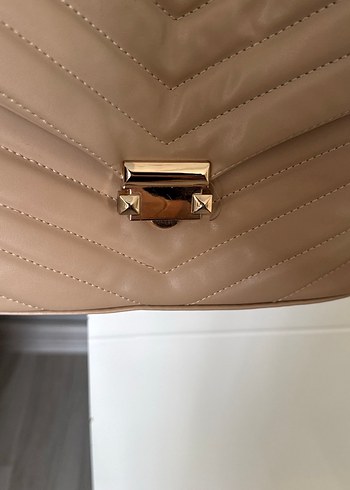 Zincir Detaylı Bej Deri Kadın Çanta - Görsel 2