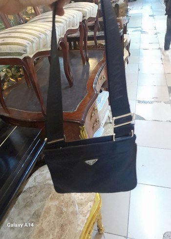 Prada Siyah Minimal Omuz Cantasi