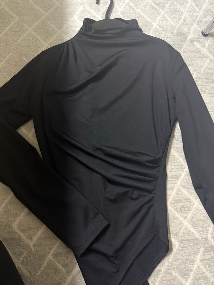 Drapeli Siyah Boğazlı Kadın Bluz - Görsel 2