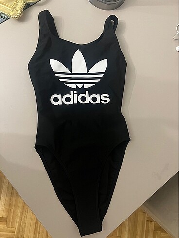 Adidas yüzücü mayosu