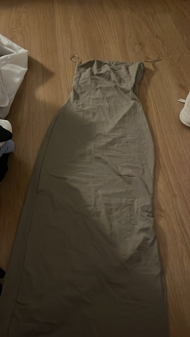 Bej Straplez Midi yırtmaçlı dilvin elbise - Görsel 3