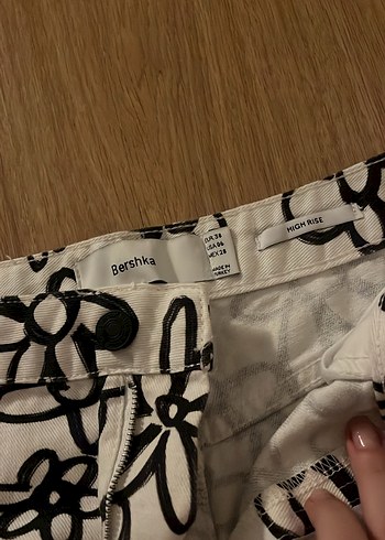 Desenli Beyaz Mini Şort bershka - Görsel 2