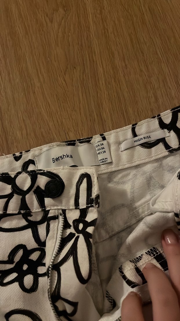 Desenli Beyaz Mini Şort bershka - Görsel 2