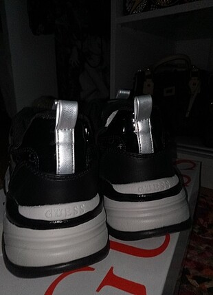 37 Beden siyah Renk Guess yeni sezon
