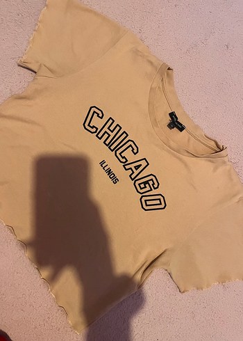 Diğer Chicago Yazili Bej Kisa Kollu Tisort