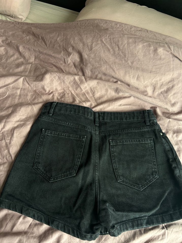 Düğmeli Siyah Denim Midi Şort - Görsel 2