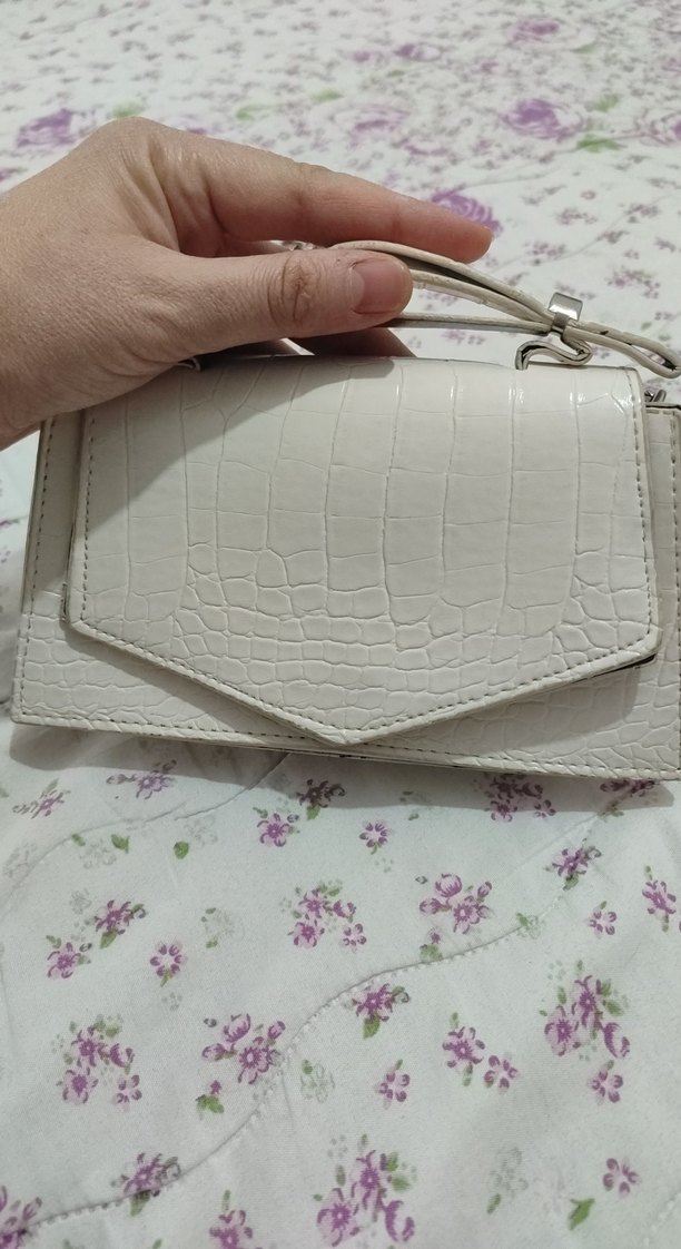 Zincir Detaylı krem renk Yılan Derisi Desenli Çanta - Görsel 3