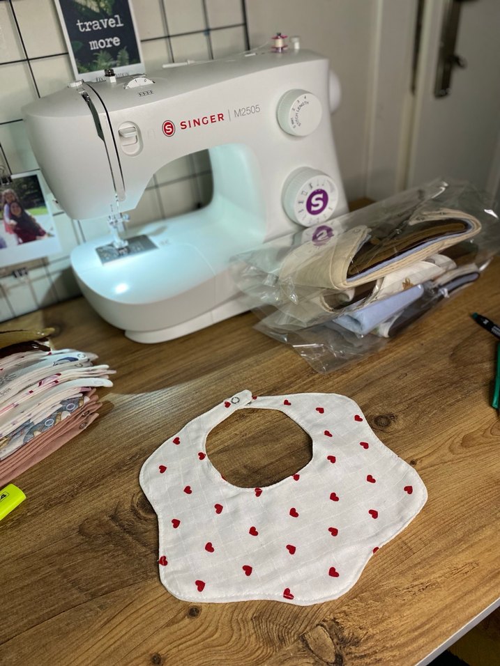 Kalp desenli çiçek model müslin kumaş Bebek Önlüğü - Görsel 2