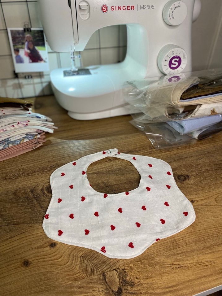 Kalp desenli çiçek model müslin kumaş Bebek Önlüğü - Görsel 3