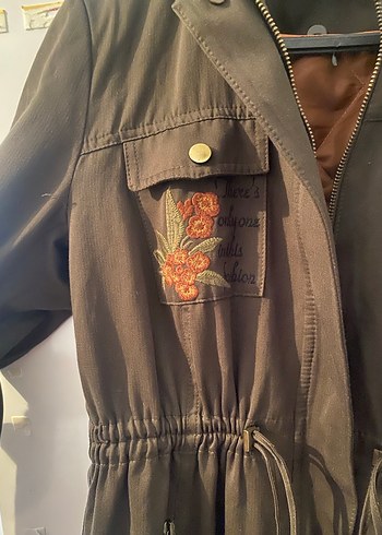 Düğmeli Kahverengi Nakışlı Uzun Kadın Ceket - Görsel 3