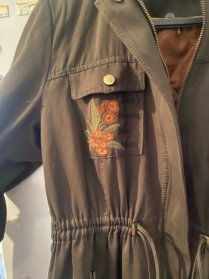 Düğmeli Kahverengi Nakışlı Uzun Kadın Ceket - Görsel 3